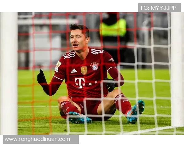 莱万重返安联球场引发拜仁球迷愤怒声讨：背叛与忘恩负义的双重指责